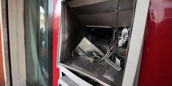 Fanno esplodere il bancomat di Galliano. Notte movimentata in Mugello