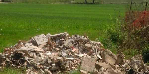 Pianvallico. Primavera, fioriscono i rifiuti. Foto del giorno