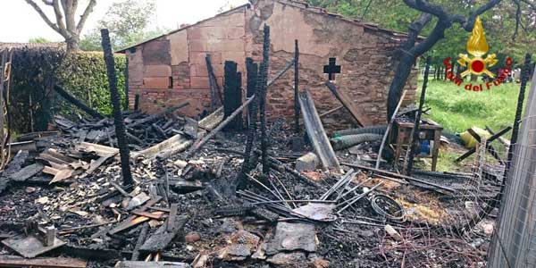 Baracca in fiamme a Piazzano. Arrivano i pompieri