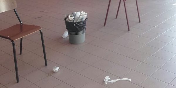 Aula sottosopra, lezione in mensa. La colpa? Del referendum
