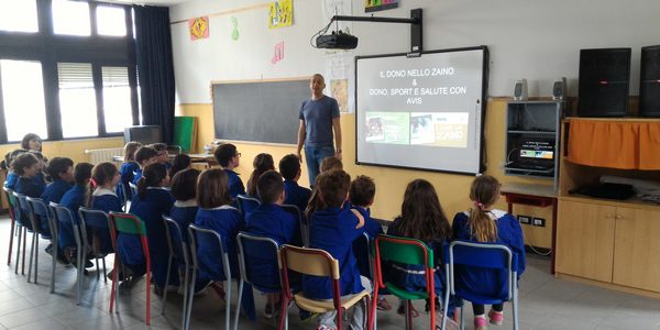 Avis nelle scuole a Borgo. Foto del giorno