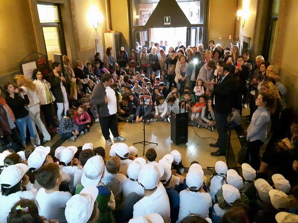 Bambini in Municipio. Foto del giorno