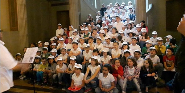 Bambini in Municipio. Foto del giorno