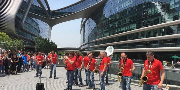 I Funk Off si esibiscono davanti al Sky Soho di Shangai