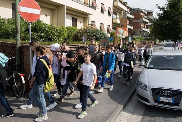 Lettura? Ragazzi in Piazza a Borgo. Foto del giorno