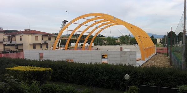 Viale Kennedy. La nuova palestra fa discutere. Una lettera