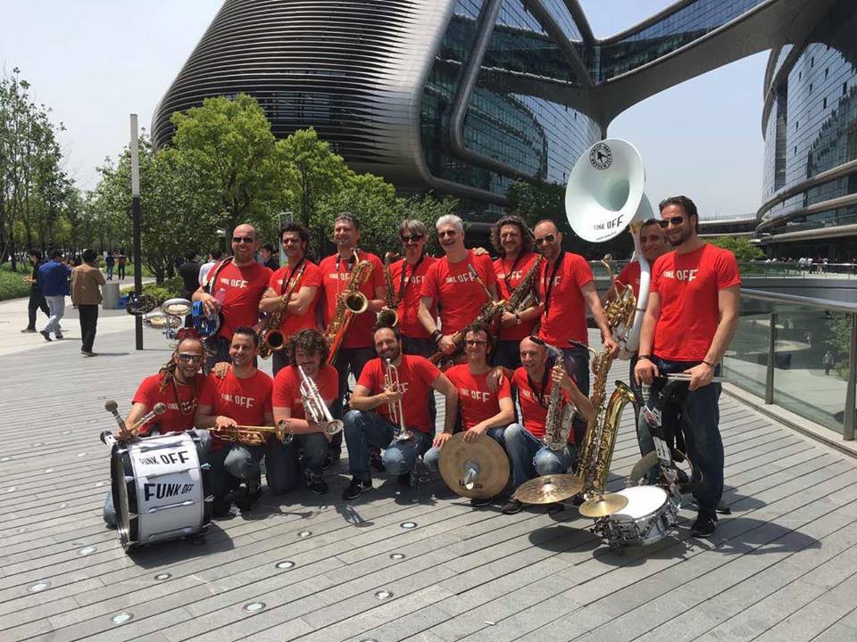 I Funk Off si esibiscono davanti al Sky Soho di Shangai
