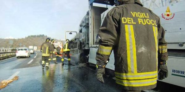 A1. Furgone in fiamme vicino a Calenzano, si circola comunque