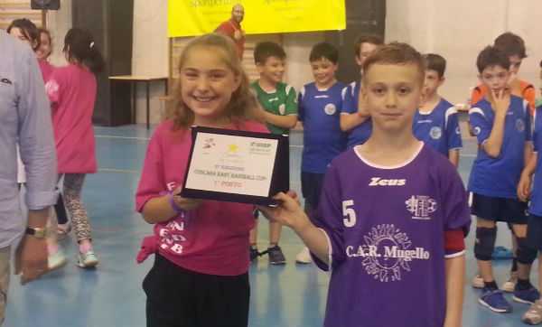 I capitani delle squadre viola Boys e Girls mentre ritirano la targa del primo posto classifica punti stella