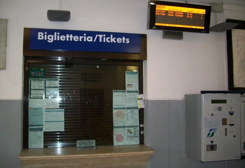 'Biglietteria aperta dal lunedì al venerdì'. L'impegno di Trenitalia