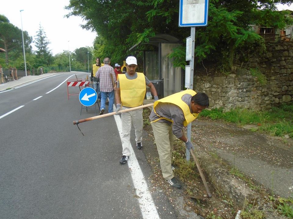 Migranti al lavoro a Vaglia. Per le zanelle
