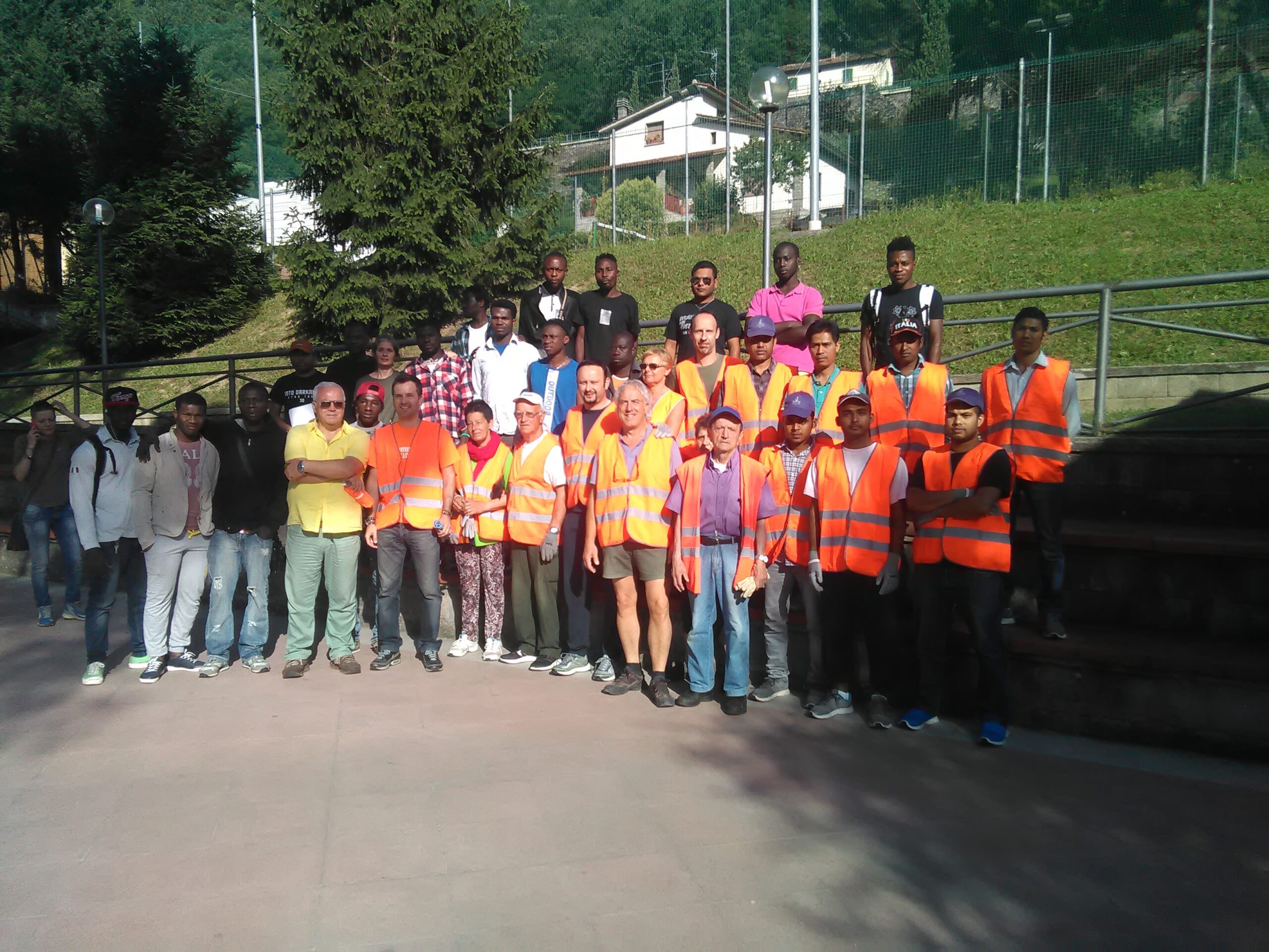 Migranti e volontari. 'Puliamo il paese' a Ronta