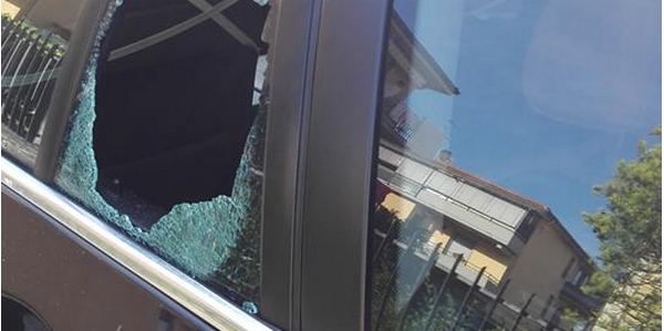 Vetri rotti alle auto in sosta. Accade a Borgo