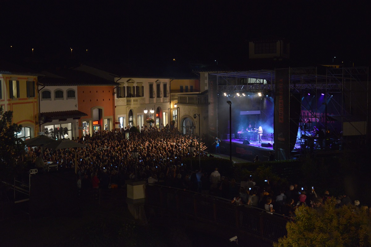 Patty Pravo. Più di 25.000 persone al Barberino Designer Outlet.