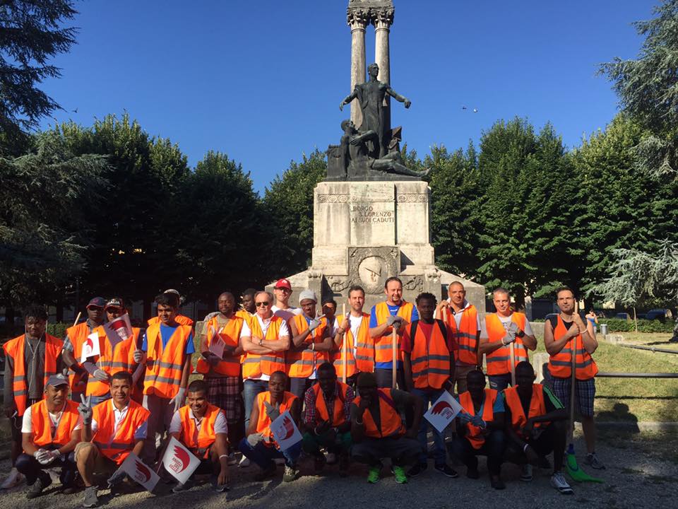 Angeli del bello. Foto di gruppo (e attività) a Borgo