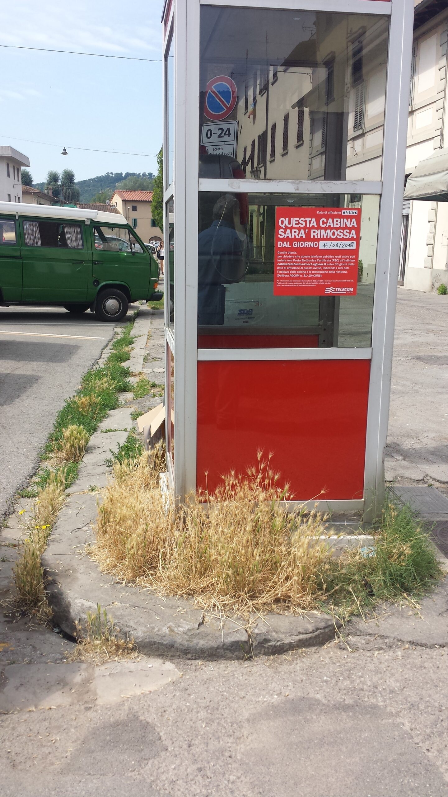 La vecchia cabina che resiste a Borgo. Foto