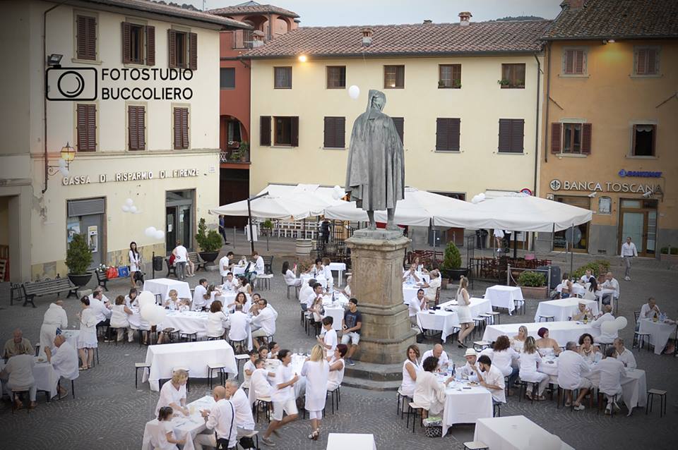 'Di bianco vestiti'. Foto da Vicchio