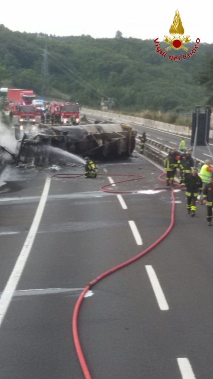 Cisterna in fiamme. A1 bloccata, intasate anche Le Croci
