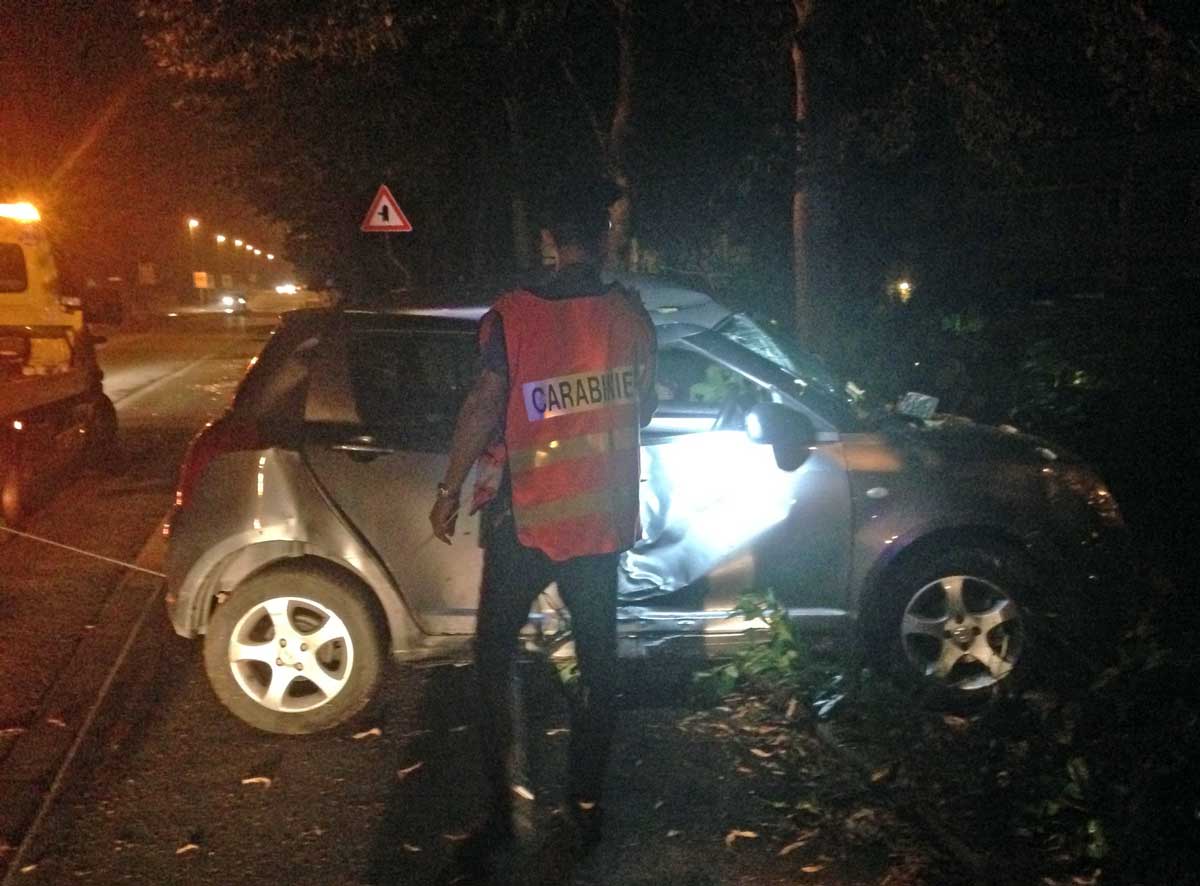 Contro un albero su Viale Kennedy. Due ragazzi in ospedale
