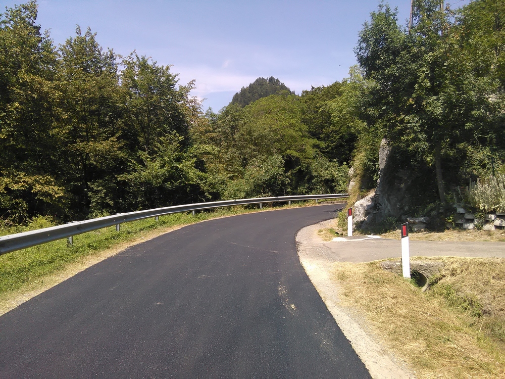 Gli abitanti asfaltano la strada. Cittadinanza attiva a Ronta