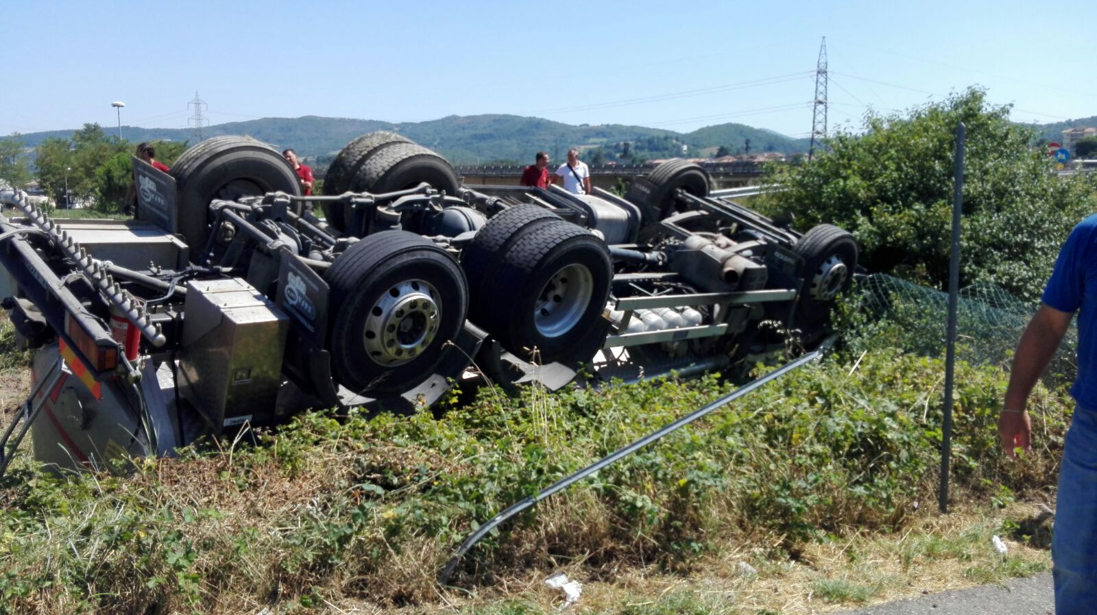 Camion si ribalta sullo svincolo a Barberino. Le foto