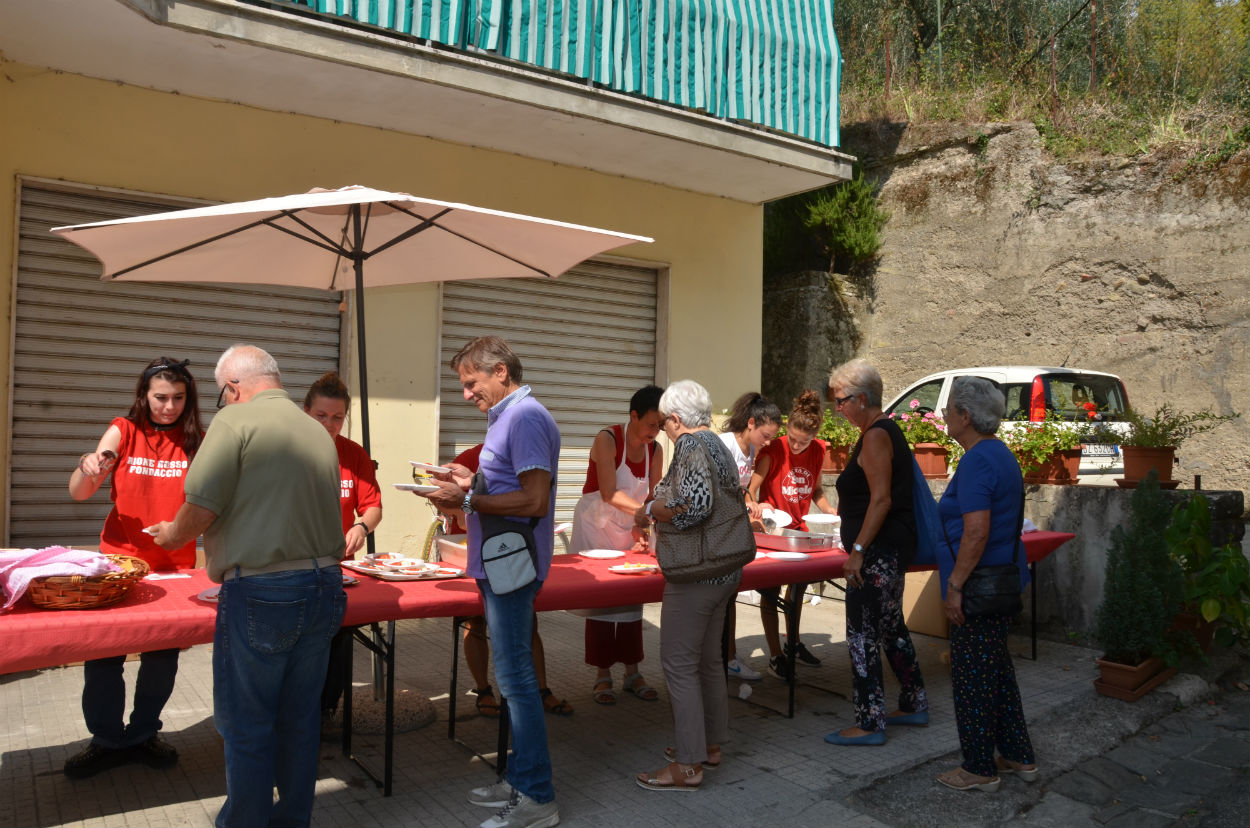 Passeggiata di solidarietà a Ronta, per i terremotati. Foto
