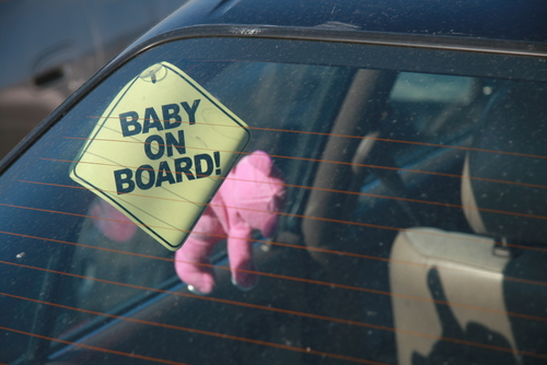 Auto nella scarpata, con 4 bambini. Nessuno è grave, ma...