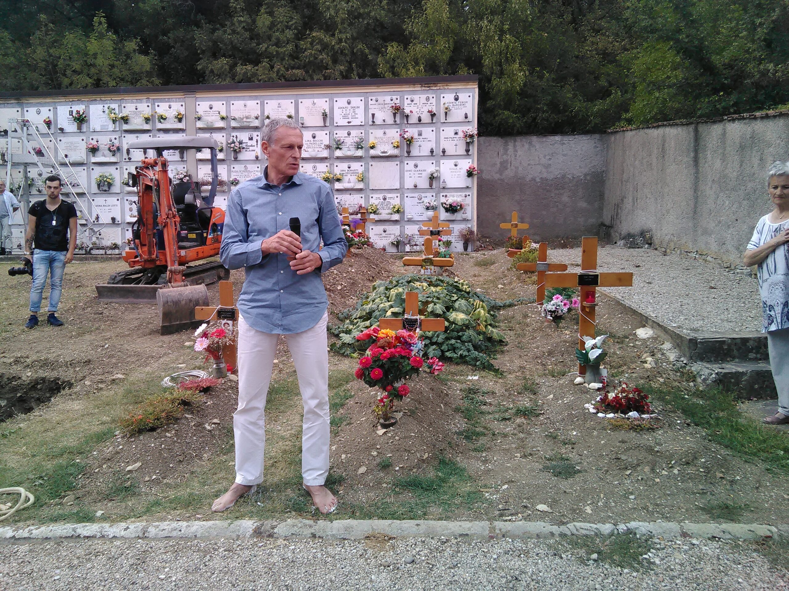 Morì in galleria, sepolto a Vaglia il giovane migrante. Fotocronaca della cerimonia