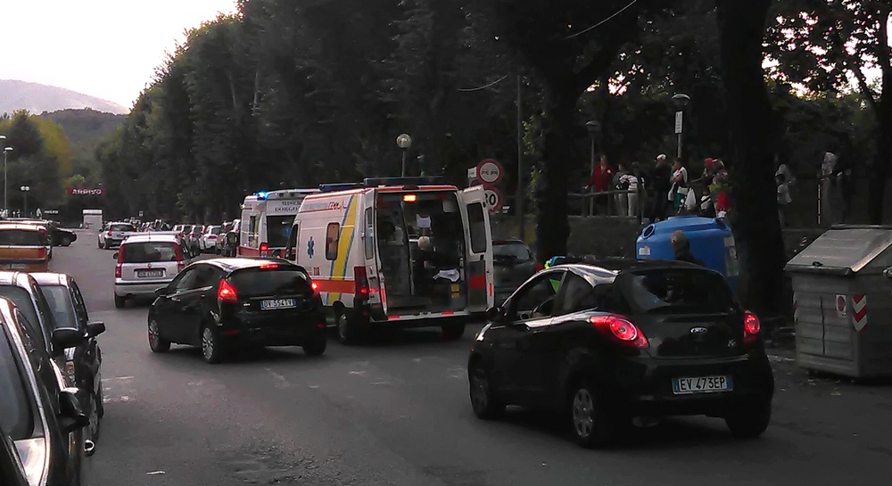 Cadono dalle scale al Foro Boario. Portati via in ambulanza