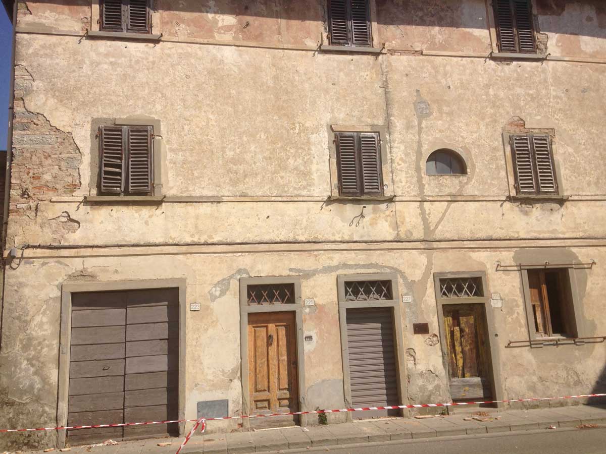 Crolla cornicione Corso Matteotti chiuso a Borgo