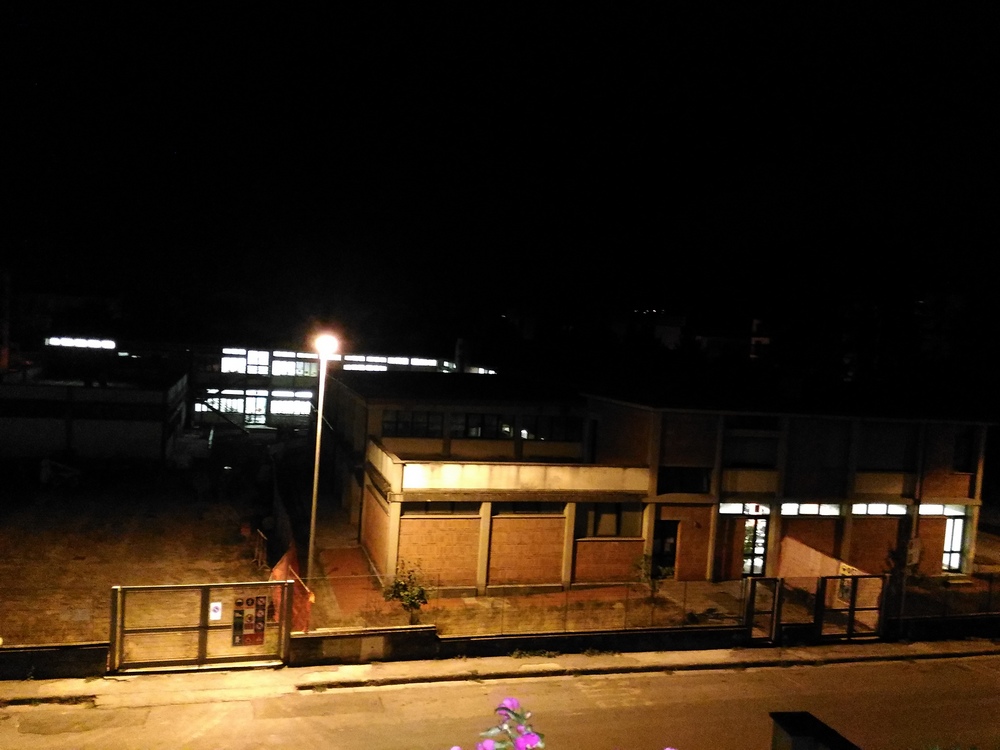 La scuola illuminata anche di notte. Foto del giorno