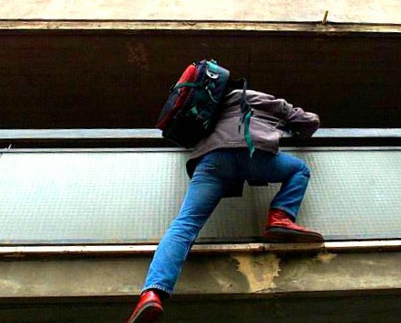 Si arrampica sul palazzo per rubare, ma è la sede della Polizia