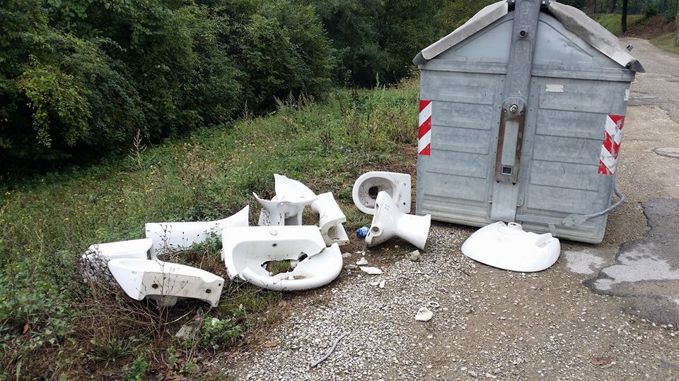 L'inciviltà non ha fine. Wc fuori dal cassonetto, a Larciano