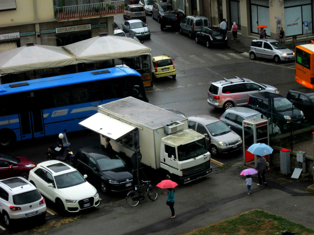 Borgo. Camion del pesce fresco e parcheggio