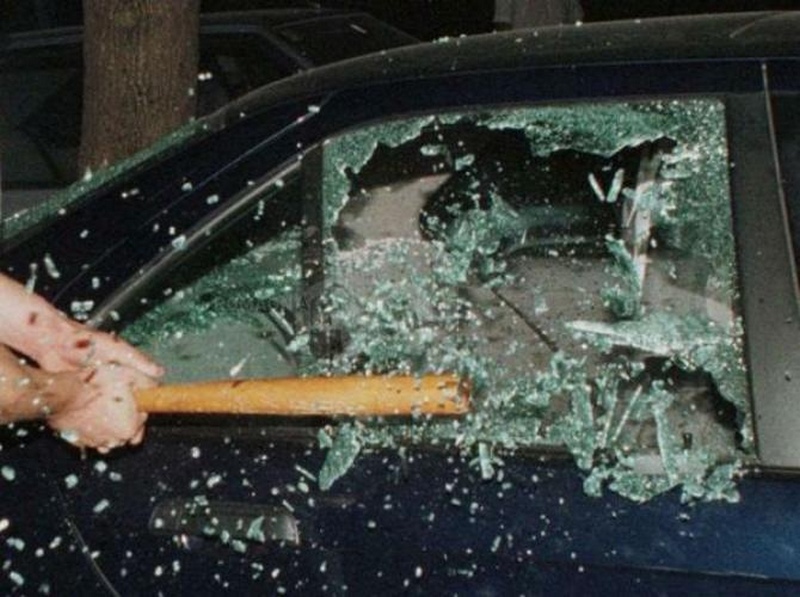 Vetri infranti a sette auto. Vandali in azione a Vaglia