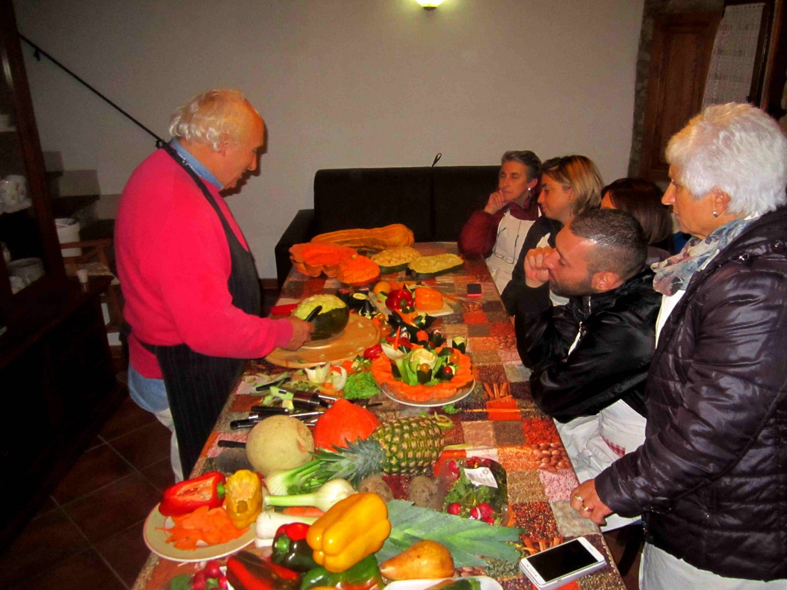 Arte ed intaglio su frutta e verdura a Piazzano