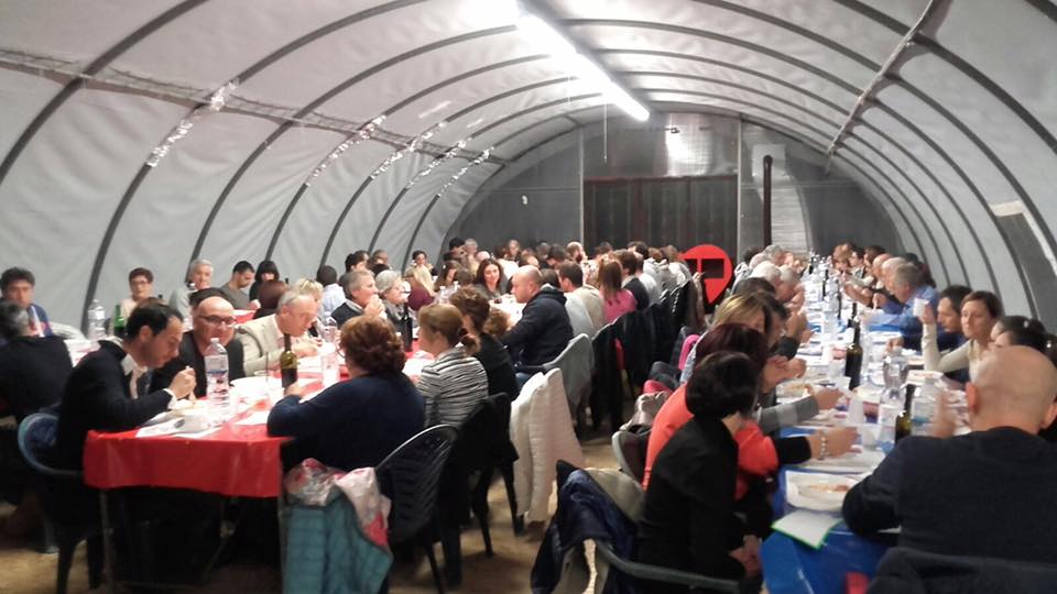 Tanta gente alla cena per il centro per bambini disabili