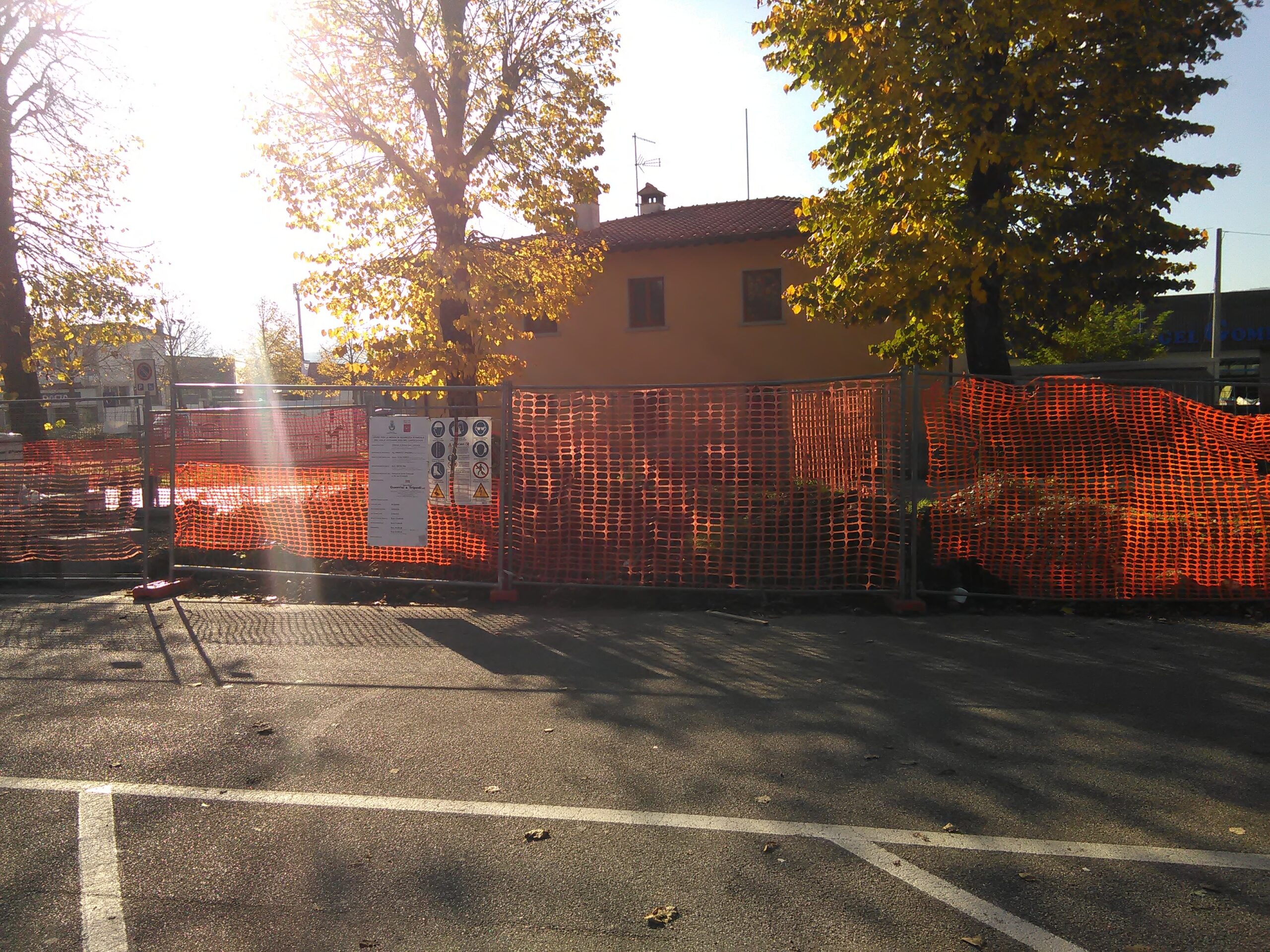 Borgo, i marciapiedi, il cimitero ed il cantiere. Invito all'attenzione