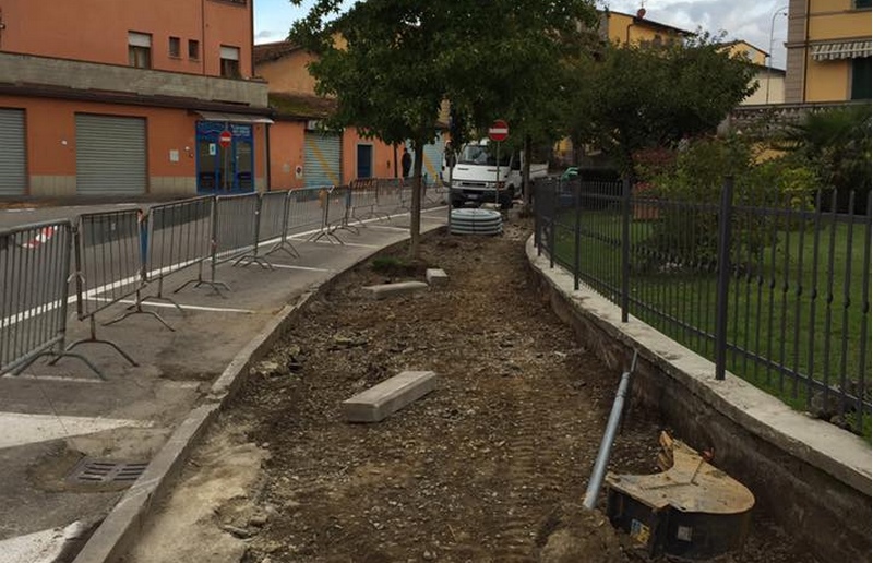Iniziati i lavori ai marciapiedi. Passiatore: alla fine ripianteremo i tigli