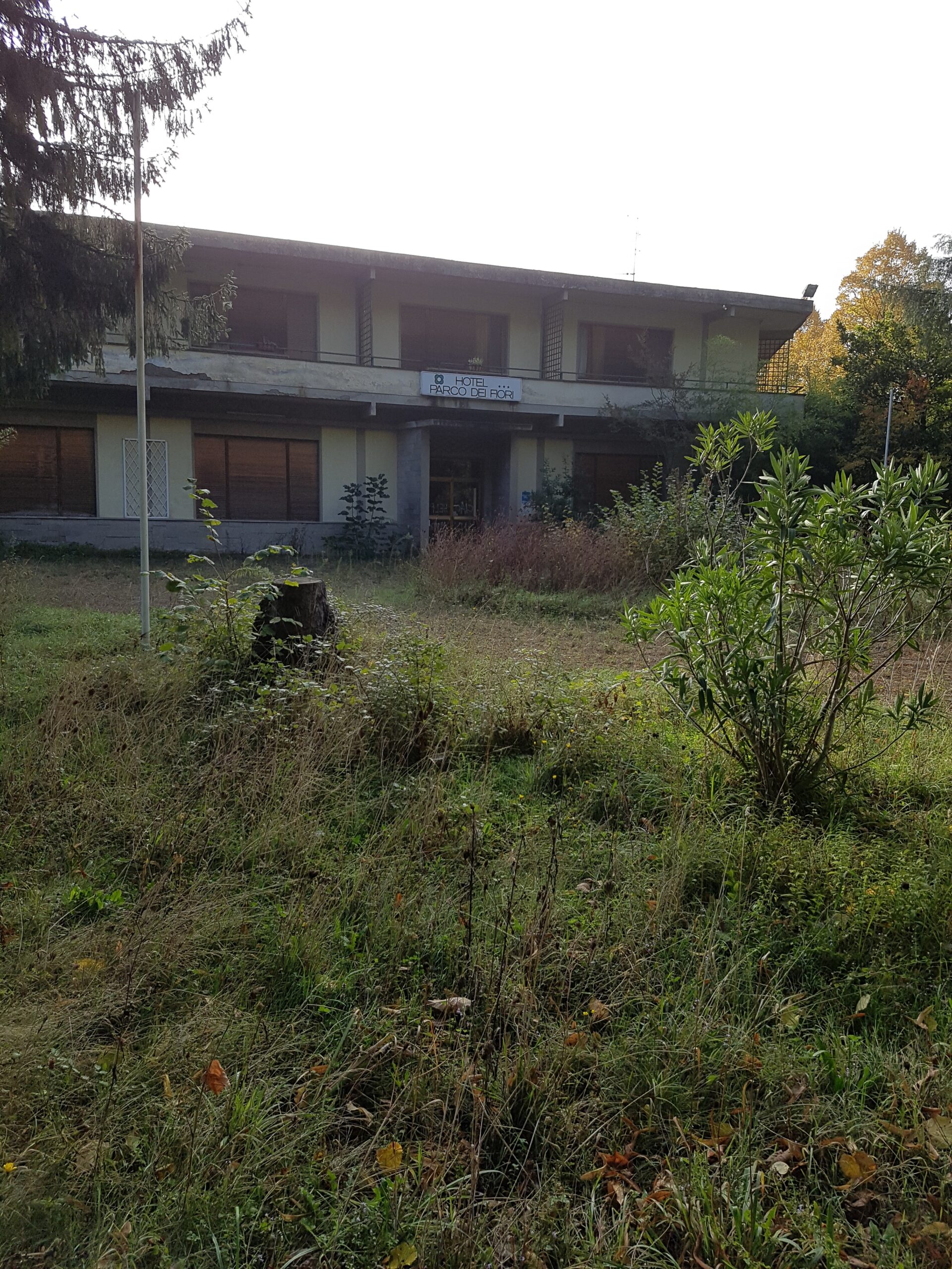 L'ex Hotel Parco dei Fiori. Ancora degrado a Ronta