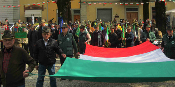 In ricordo degli Alpini. Grande successo per la cerimonia di Borgo