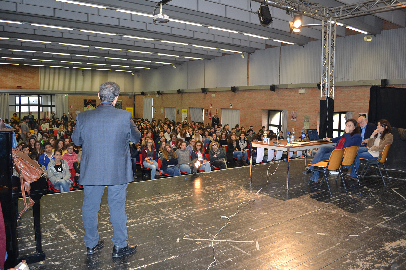 Successo per la prima giornata di Restiamo umani . Rinviato l'incontro con Quirico