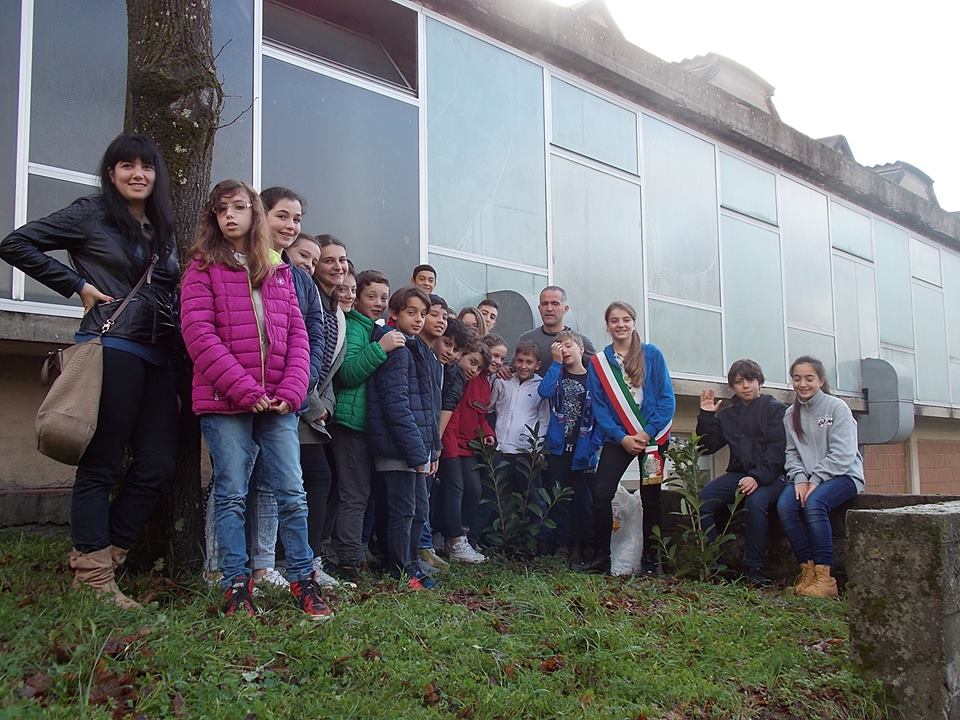 Festa dell'abero alle 'medie' di Borgo. Con la 1B, foto