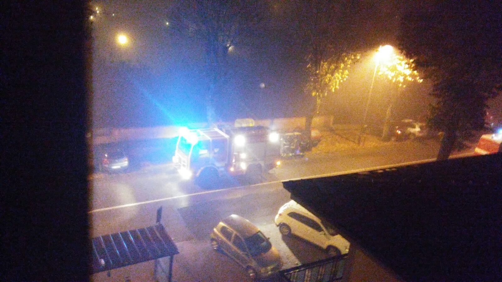 Cassonetto in fiamme a San Piero. Sbadataggine o vandali?