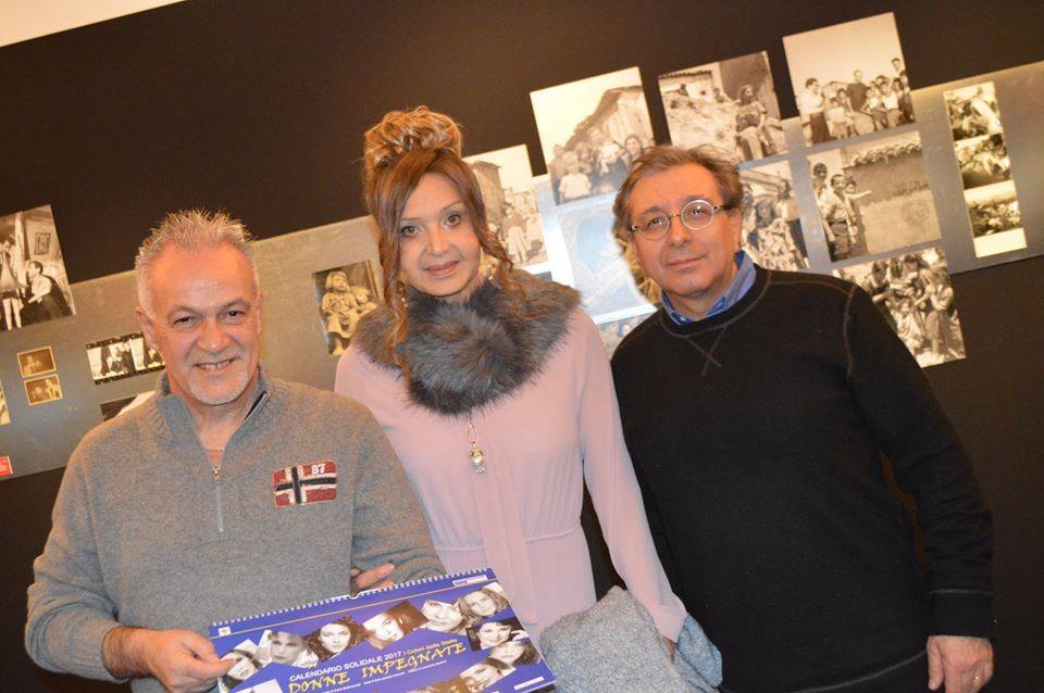 Ezio Alessio Gensini e Leonardo Santoli con Ella Grimaldi nella sala del teatro dedicata a Gillo Pontecorvo