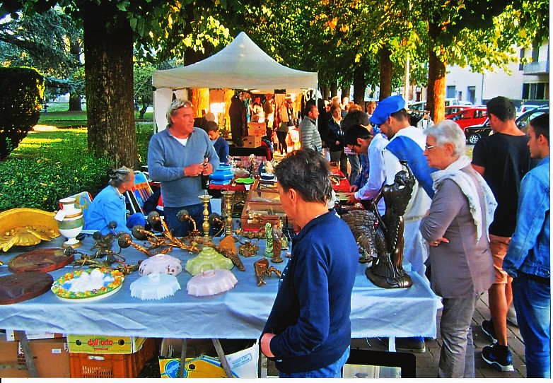Borgo. Mercatino natalizio di roba vecchia e antica