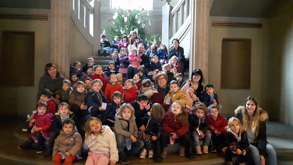 I bambini addobbano l'albero del Municipio. Foto del giorno