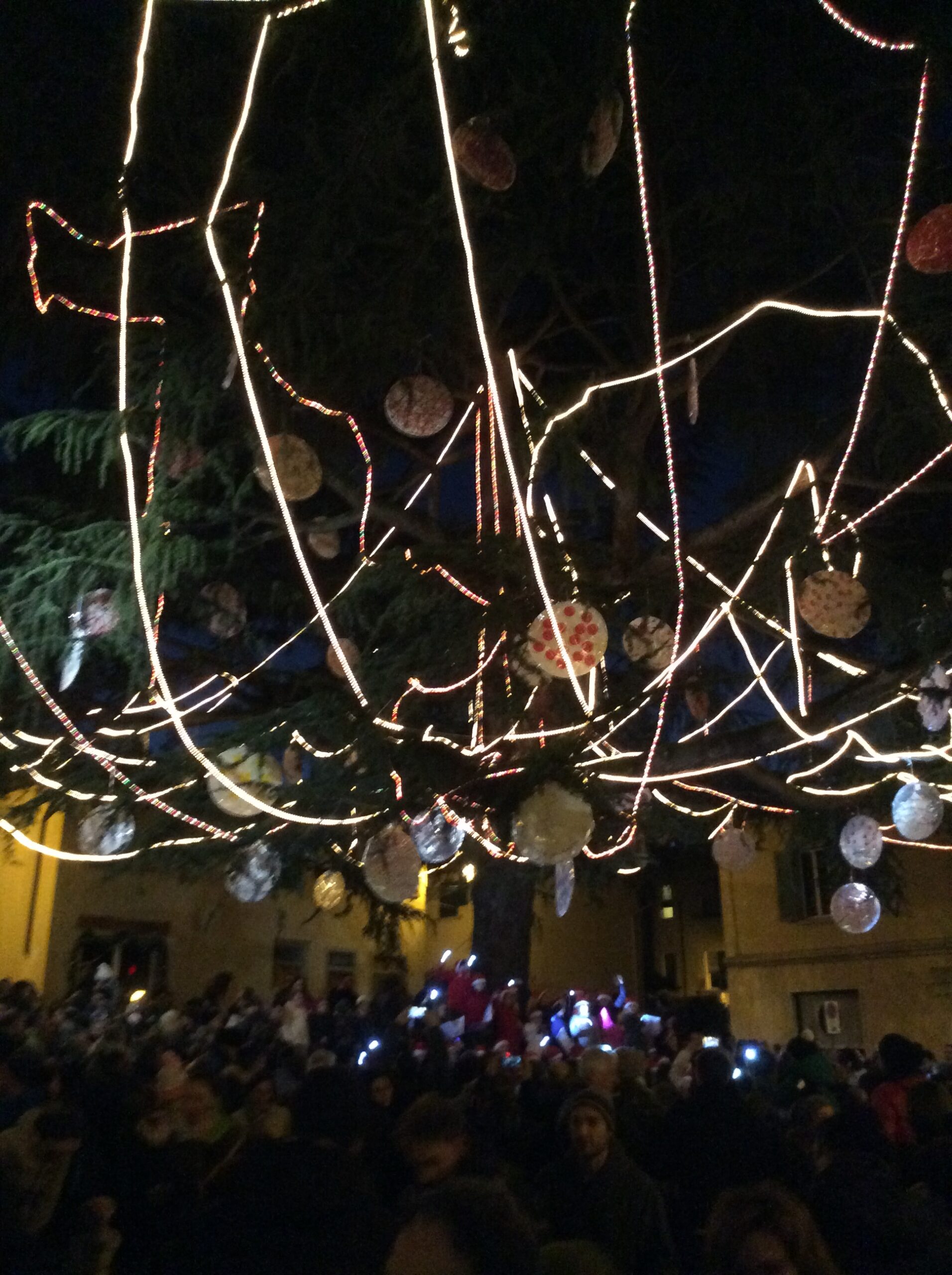 Borgo. I bambini accendono l'albero con canti natalizi. Video