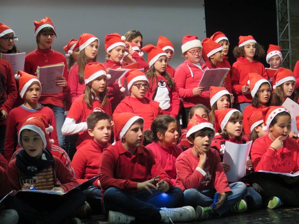Cantiamo il Natale. Successo per 200 ragazzi a Borgo