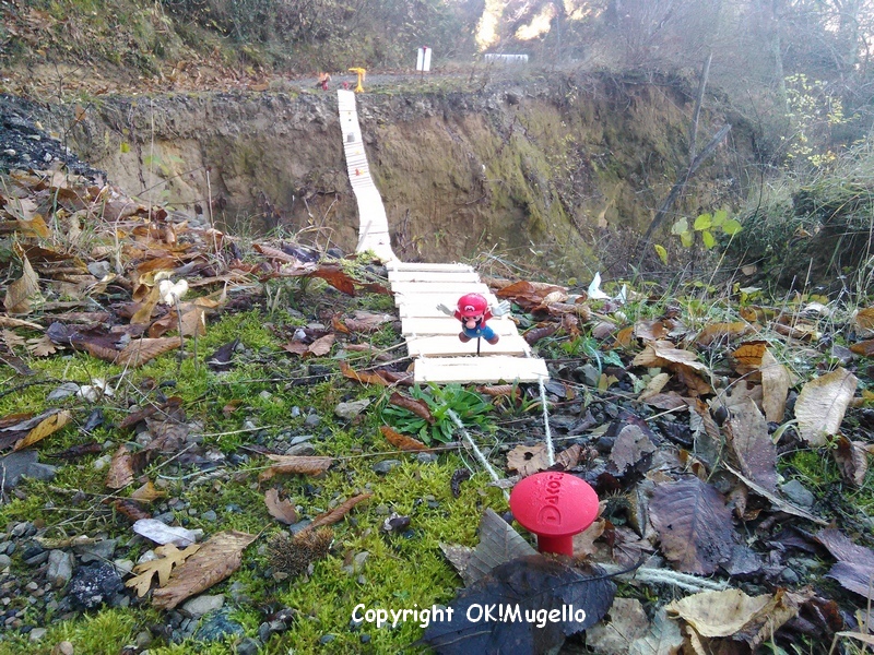Panoramica, allestito un cantiere-giocattolo. E' lo scherzo di un burlone, foto